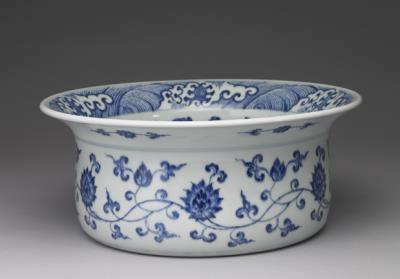 图片[2]-Angled-rim basin with  flowers and waves decoration in underglaze blue, Qing dynasty, Yongzheng reign (1723-1735)-China Archive